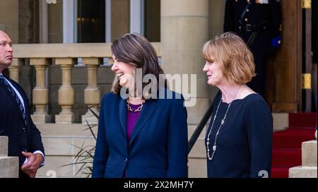 Edmonton, Kanada. April 2024. Der Premier Danielle Smith (L) von Alberta erwartet den polnischen Präsidenten Andrzej Duda (nicht im Bild) vor der Haustür des Regierungshauses. (Foto: Ron Palmer/SOPA Images/SIPA USA) Credit: SIPA USA/Alamy Live News Stockfoto