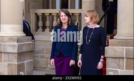 Edmonton, Kanada. April 2024. Der Premier Danielle Smith (L) von Alberta erwartet den polnischen Präsidenten Andrzej Duda (nicht im Bild) vor der Haustür des Regierungshauses. (Foto: Ron Palmer/SOPA Images/SIPA USA) Credit: SIPA USA/Alamy Live News Stockfoto