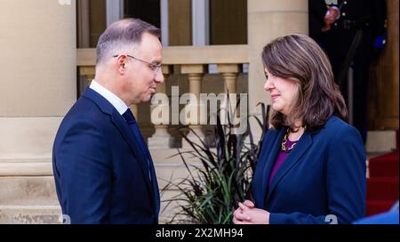 Edmonton, Kanada. April 2024. Der Premier Danielle Smith (R) von Alberta begrüßt den polnischen Präsidenten Andrzej Duda (L) bei seinem Besuch vor der Haustür des Regierungshauses. (Foto: Ron Palmer/SOPA Images/SIPA USA) Credit: SIPA USA/Alamy Live News Stockfoto