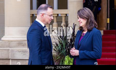 Edmonton, Kanada. April 2024. Der Premier Danielle Smith (R) von Alberta begrüßt den polnischen Präsidenten Andrzej Duda (L) bei seinem Besuch vor der Haustür des Regierungshauses. (Foto: Ron Palmer/SOPA Images/SIPA USA) Credit: SIPA USA/Alamy Live News Stockfoto