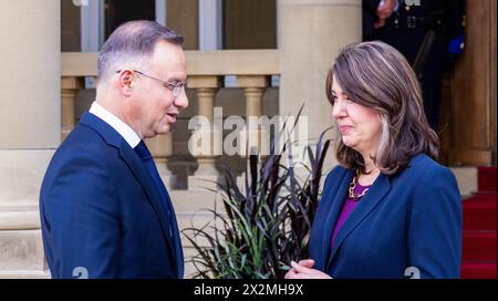 Edmonton, Kanada. April 2024. Der Premier Danielle Smith (R) von Alberta begrüßt den polnischen Präsidenten Andrzej Duda (L) bei seinem Besuch vor der Haustür des Regierungshauses. (Foto: Ron Palmer/SOPA Images/SIPA USA) Credit: SIPA USA/Alamy Live News Stockfoto