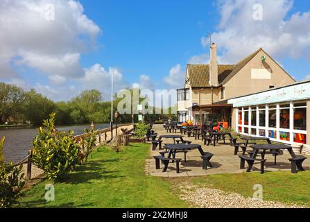 Blick auf das Horning Ferry Inn am Fluss Bure auf den Norfolk Broads im Frühling in Horning, Norfolk, England, Großbritannien. Stockfoto