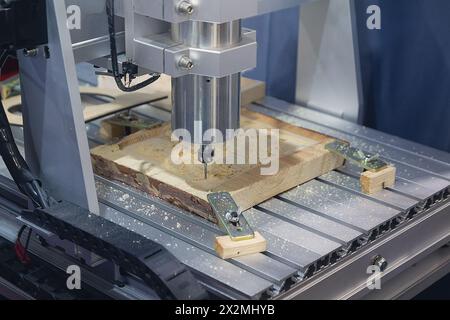 Holzschnitzmaschine. Moderne automatische Holzbearbeitungsmaschine mit CNC. Möbelproduktion. Stockfoto