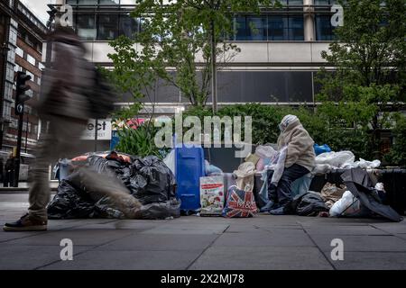 Eine Obdachlose und ihre Habseligkeiten, die tagsüber in der Oxford Street in London gesehen wurden. Stockfoto