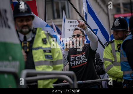 Pro-israelische Unterstützer veranstalten einen Gegenprotest gegen Pro-Palästina-Unterstützer, die in der Nähe der Barclays Bank an der Tottenham Court Road in London demonstrieren. Stockfoto