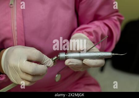 Kurze Mittelebene einer professionellen Ultraschallzahnreinigungsmaschine zur Entfernung von Zahnstein aus menschlichen Zähnen. Stockfoto