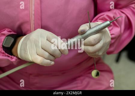 Kurze Mittelebene einer professionellen Ultraschallzahnreinigungsmaschine zur Entfernung von Zahnstein aus menschlichen Zähnen. Stockfoto