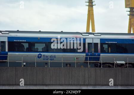 Belfast, Vereinigtes Königreich 23 04 2024 Translink Trains in Belfast nach einer Verhaftung eines 20-jährigen Mannes durch die Polizei, die Berichte über Graffiti in Zügen untersucht hatte. Die Verhaftung erfolgte gestern Montag, den 22. April, und der Mann wurde auf Kaution der Polizei freigelassen, bis weitere Ermittlungen eingeleitet wurden. Belfast Northern Ireland Credit: HeadlineX/Alamy Live News Stockfoto