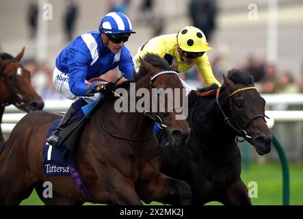 Aktenfoto vom 28-09-2023 von Alyanaabi, geritten von Jockey Jim Crowley (links). In Alyanaabis Guineas-Bewerbung 2000 ist es „All Systems Go“, nachdem Trainer Owen Burrows bei einer Rennbahn-Galopp in Newmarket zufrieden gestellt hatte. Ausgabedatum: Dienstag, 23. April 2024. Stockfoto