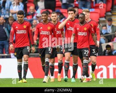 London, Großbritannien. April 2024 - Manchester United gegen Coventry City - Halbfinale des FA Cup - Wembley. Harry Maguire feiert sein Tor mit anderen Spielern von Manchester United. Bildnachweis: Mark Pain/Alamy Live News Stockfoto