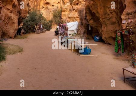 Wadi Musa, Jordan Rocks und Blick auf die Straße in Little Petra, Siq al-Barid Stockfoto