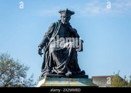 Chinon, 10. April 2024: Statue des Renaissanceautors Francois Rabelais Stockfoto