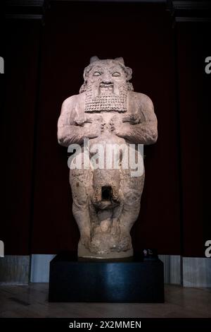 Kolossale Statue von Bes, der in der ägyptischen Mythologie der Gott des Herdes ist, im Archäologischen Museum in Istanbul, der größten Stadt der Türkei am Bos Stockfoto