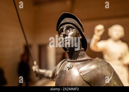 Chinon, 10. April 2024: Statue von Jeanne d'Arc im Château de Chinon Stockfoto