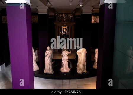 Eine Statue aus der Antike, als die griechische Kultur den dominierenden Einfluss hatte, im Archäologischen Museum in Istanbul, der größten Stadt der Türkei an den Bos Stockfoto