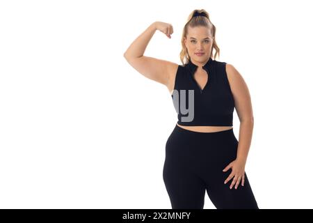 Kaukasisches, junges weibliches Modell mit flexiblem Arm auf weiß, zeigt Stärke Stockfoto