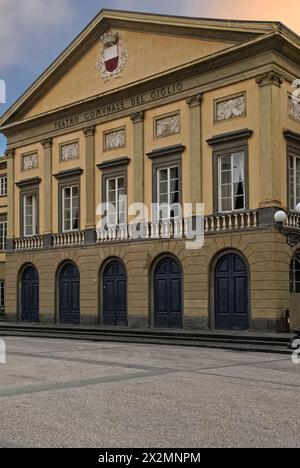 Teatro del Giglio in Lucca, Toskana, Italien, ein Theater im neoklassizistischen Stil zwischen 1817 und 1819. Die Uraufführung von Rossinis William Tell 1831 unter der Regie von Nicolo Paganini und die Oper „Edgar“ von Giacomo Puccini 1891. Das Theater hat seinen Namen (del Giglio oder der Lilie) vom Wappen der Bourbon-Dynastie, drei goldene Lilien. Stockfoto