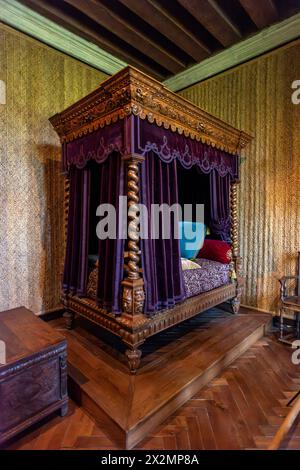 Chinon, 12. April 2024: Mittelalterliches Bett in Château d'Azay-le-Rideau Stockfoto