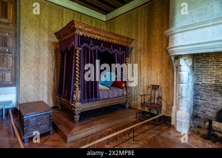 Chinon, 12. April 2024: Mittelalterliches Bett in Château d'Azay-le-Rideau Stockfoto