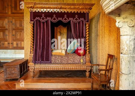 Chinon, 12. April 2024: Mittelalterliches Bett in Château d'Azay-le-Rideau Stockfoto