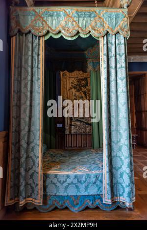 Chinon, 12. April 2024: Mittelalterliches Bett in Château d'Azay-le-Rideau Stockfoto