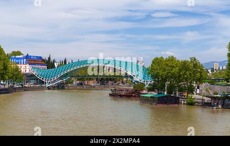 Tiflis, Georgien - 29. April 2019: Tiflis Stadtbild mit Friedensbrücke Stockfoto