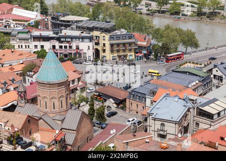 Tiflis, Georgien - 29. April 2019: Aus der Vogelperspektive von Tiflis mit dem Vakhtang Gorgasali-Platz und der St. Georgs-Kirche Stockfoto