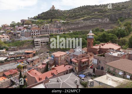 Tiflis, Georgien - 29. April 2019: Luftaufnahme des Bezirks Abanotubani in der Altstadt von Tiflis Stockfoto