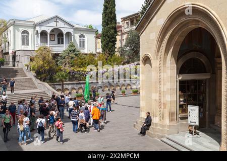 Tiflis, Georgien - 29. April 2019: Blick auf die Altstadt von Tiflis mit einer Gruppe von Touristen vor dem Eingang der Kathedrale von Tiflis Sioni Stockfoto