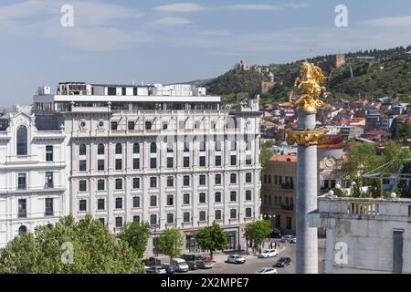 Tiflis, Georgien - 29. April 2019: Luftbild auf dem Freiheitsplatz im Stadtzentrum von Tiflis an einem sonnigen Tag Stockfoto