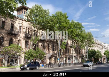 Tiflis, Georgien - 29. April 2019: Blick auf die Straße von Tiflis mit Autos und alten Wohnhäusern. Shota Rustaveli Avenue Stockfoto