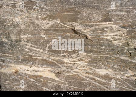 Textur von rauem Naturstein mit verschiedenen Farben als Hintergrund. Stockfoto