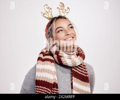 Frau, Weihnachten und glücklich mit dem Denken im Studio auf weißem Hintergrund in lässigem, modischem Stil. Weibliche Person, lächeln und zufrieden für Kleidung oder Stockfoto