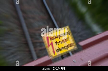 Ein Hinweisschild besagt, dass man vor Oberleitungen der Eisenbahn genügend Abstand halten soll. Elektrounfälle enden nicht selten tödlich. (Schluchse Stockfoto