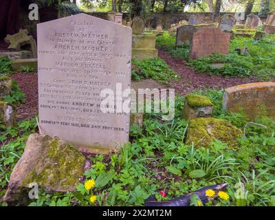 Alter Friedhof Barons Haugh Nature Reserve Motherwell mit einem Mausoleum, das die Gräber der Familie Hamilton beherbergt. Stockfoto