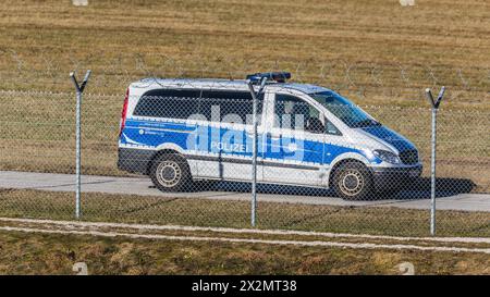 München, Deutschland - 1. Januar 2022: Ein Polizeifahrzeug patroulliert im Flughafen München. Stockfoto