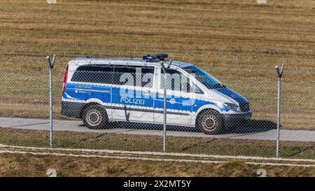 München, Deutschland - 1. Januar 2022: Ein Polizeifahrzeug patroulliert im Flughafen München. Stockfoto