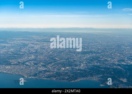 Luftaufnahme von shonan Region im Sonnenaufgang mit blauem Himmel Horizont Hintergrund, die Präfektur Kanagawa, Japan Stockfoto