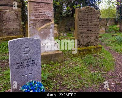 Alter Friedhof Barons Haugh Nature Reserve Motherwell mit einem Mausoleum, das die Gräber der Familie Hamilton beherbergt. Stockfoto