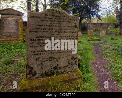 Alter Friedhof Barons Haugh Nature Reserve Motherwell mit einem Mausoleum, das die Gräber der Familie Hamilton beherbergt. Stockfoto