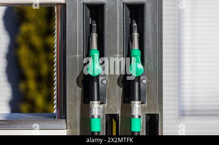 Laufenburg, Deutschland - 8. Februar 2022: An dieser Tanksäule kann Super und Super Plus getankt werden - beides derzeit sehr teuer. Stockfoto