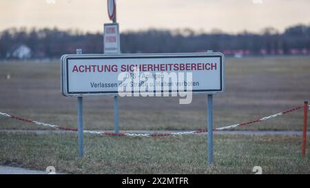 München, Deutschland - 2. Januar 2022: Ein Schild macht Flughafenbenutzer darauf Aufmerksam, dass sie den Sicherheitsbereich betreten. Stockfoto