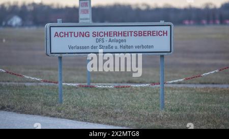 München, Deutschland - 2. Januar 2022: Ein Schild macht Flughafenbenutzer darauf Aufmerksam, dass sie den Sicherheitsbereich betreten. Stockfoto