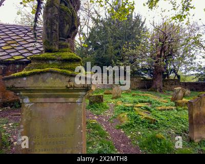 Alter Friedhof Barons Haugh Nature Reserve Motherwell mit einem Mausoleum, das die Gräber der Familie Hamilton beherbergt. Stockfoto