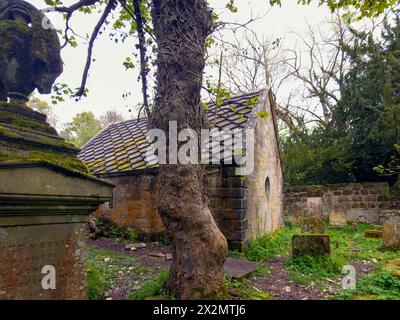 Alter Friedhof Barons Haugh Nature Reserve Motherwell mit einem Mausoleum, das die Gräber der Familie Hamilton beherbergt. Stockfoto