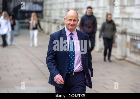 London, England, Großbritannien. April 2024. Der Postminister KEVIN HOLLINRAKE wird vor dem Kabinett gesehen. (Kreditbild: © Tayfun Salci/ZUMA Press Wire) NUR REDAKTIONELLE VERWENDUNG! Nicht für kommerzielle ZWECKE! Quelle: ZUMA Press, Inc./Alamy Live News Stockfoto