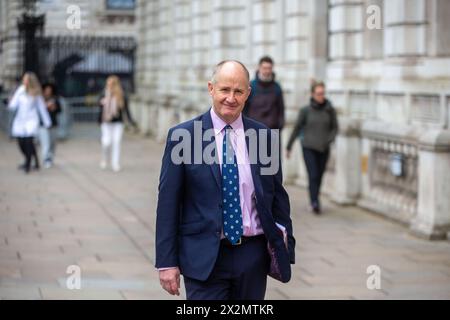 London, England, Großbritannien. April 2024. Der Postminister KEVIN HOLLINRAKE wird vor dem Kabinett gesehen. (Kreditbild: © Tayfun Salci/ZUMA Press Wire) NUR REDAKTIONELLE VERWENDUNG! Nicht für kommerzielle ZWECKE! Quelle: ZUMA Press, Inc./Alamy Live News Stockfoto