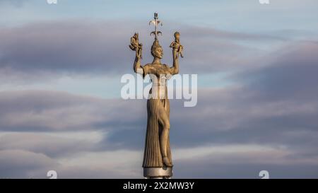 Konstanz, Deutschland - 29. Januar 2022: Die Betonskulptur Imperia von Peter Lenk ist eine Sehenswürdigkeit im Konstanzer Hafen. Stockfoto