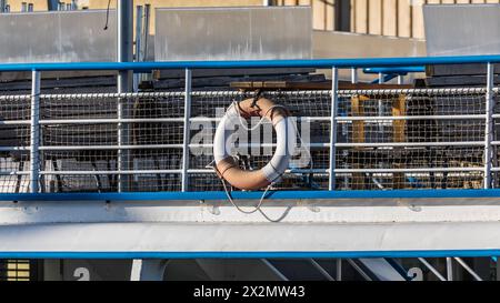 Konstanz, Deutschland - 29. Januar 2022: Rettungsring an einem Passagierschiff der Bodensee-Schifffahrtsbetriebe BSB. Stockfoto