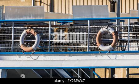 Konstanz, Deutschland - 29. Januar 2022: Rettungsring an einem Passagierschiff der Bodensee-Schifffahrtsbetriebe BSB. Stockfoto